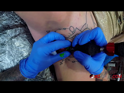 ❤️ Extremt tatuerade snyggingen Sully Savage fick en tatuering på sin klitoris ️❌ Pornvideo at porn sv.dreamlandpassionfever.ru ❌️❤